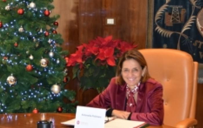 Nella foto scattata nella Sala del Senato sono presenti la rettrice Antonella Polimeni, la direttrice generale Simonetta Ranalli e il rappresentante degli studenti Riccardo Paolini