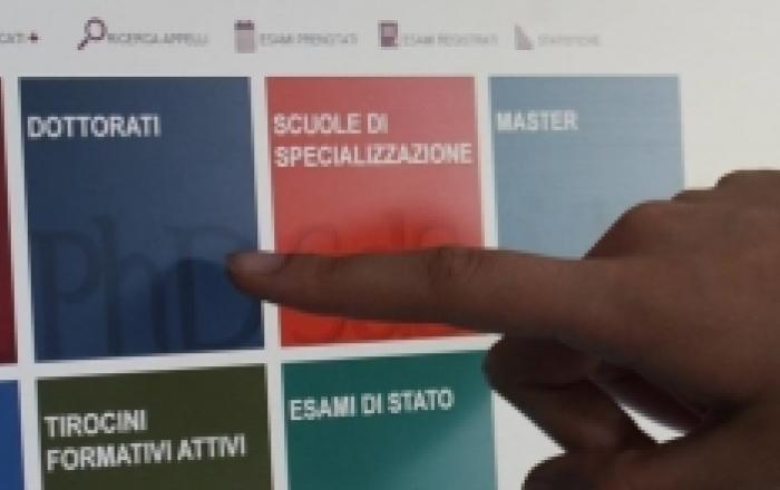 L'immagine mostra un'indice della mano che indica l'icona "Dottorandi" presente sul sistema InfoStud, per promuovere il Bando dottorati di ricerca 35° ciclo, accademico 2019-2020