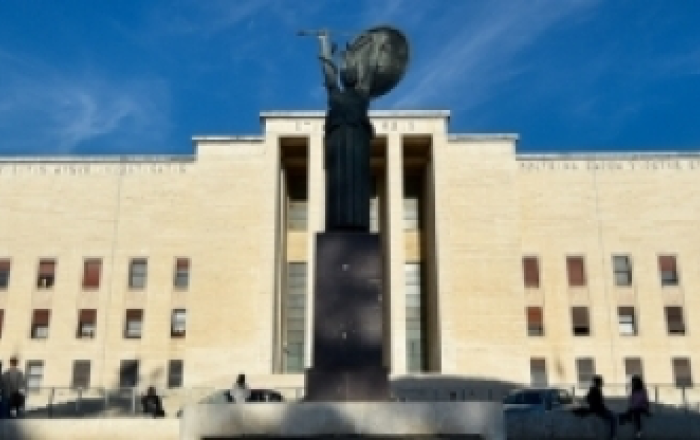 L'immagine mostra la foto del nostro Ateneo, e una fascia nera ad indicare il lutto per il nostro Ateneo per la scomparsa di questo illustre Docente